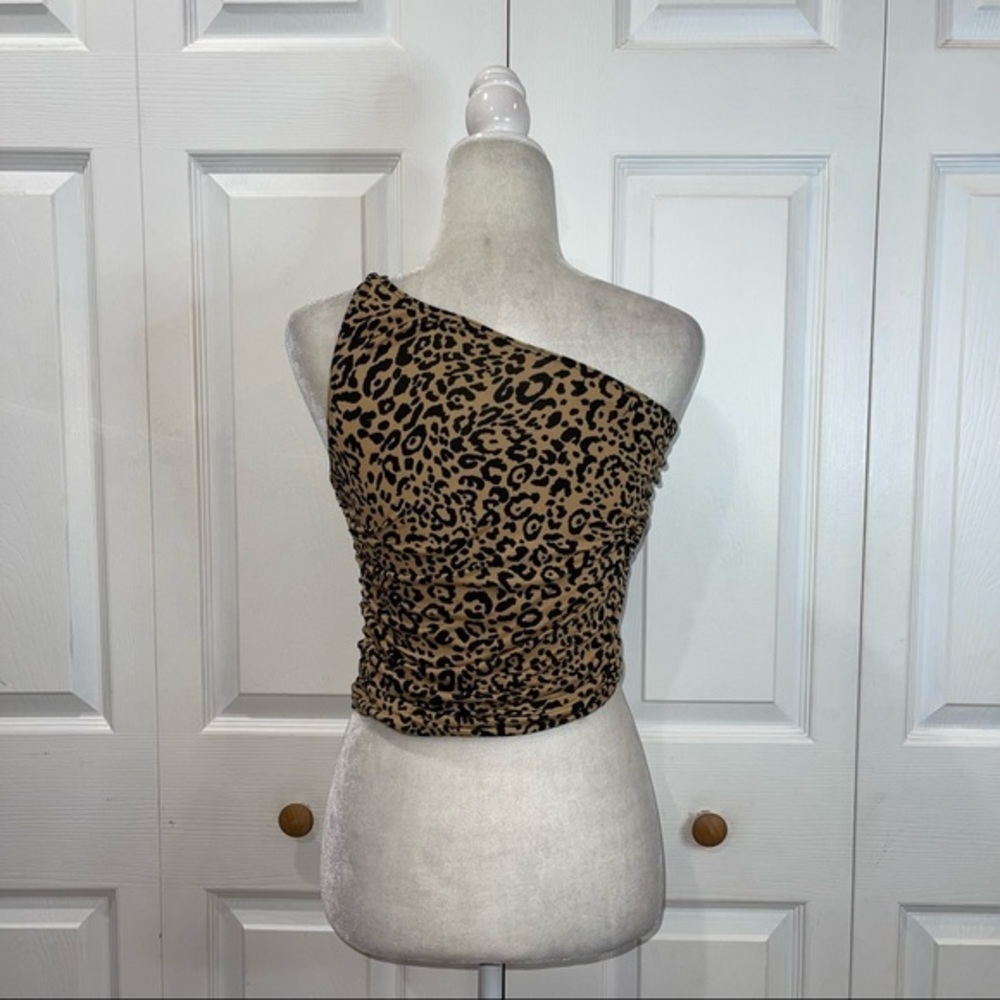 2/$25 Urban Outfitters One Shoulder Cheetah Crop Top - Picture 4 of 5